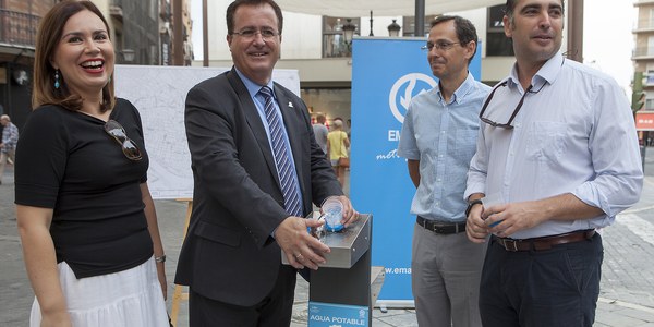 (01/08/2017) Emasesa finaliza este verano la instalación de nuevas fuentes en el Casco Antiguo con un plan de ampliación al que se sumará el resto de la ciudad a finales de año duplicando la red actual