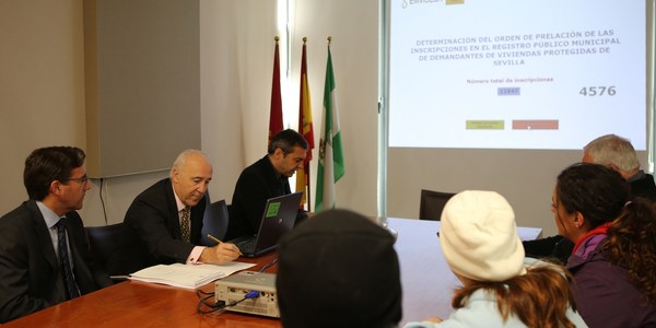 Emvisesa celebra el sorteo para ordenar la lista de los 11.647 demandantes de vivienda protegida