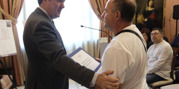 Entrega de proyectos para la instalación de ascensores en cuatro comunidades de vecinos con graves problemas de accesibilidad