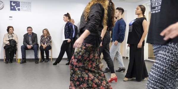 Espadas destaca la contribución de la Fundación Cristina Heeren a la formación de jóvenes valores y a  la promoción internacional del flamenco y la oferta adicional que supone para Triana su nuevo teatro dedicado en exclusiva a este arte