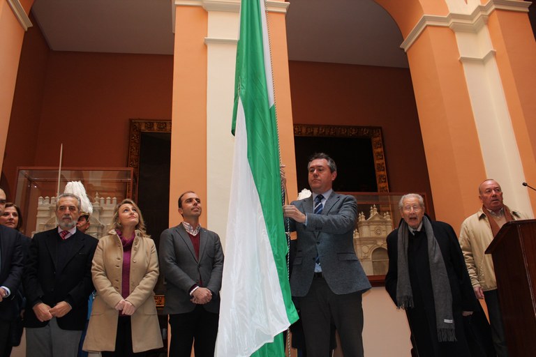 Foto alcalde acto izado bandera.jpg