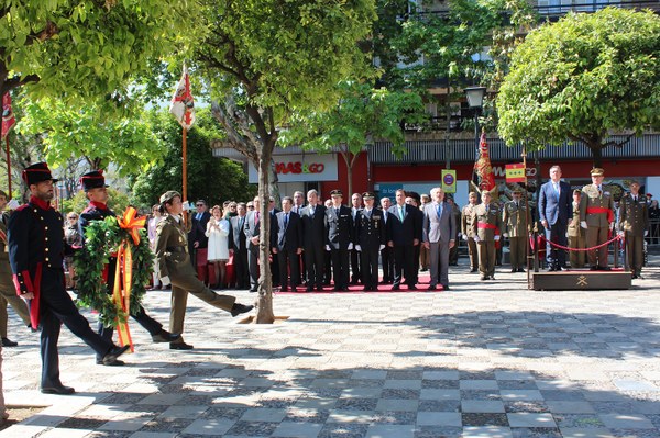 Foto alcalde acto militar 1.jpg