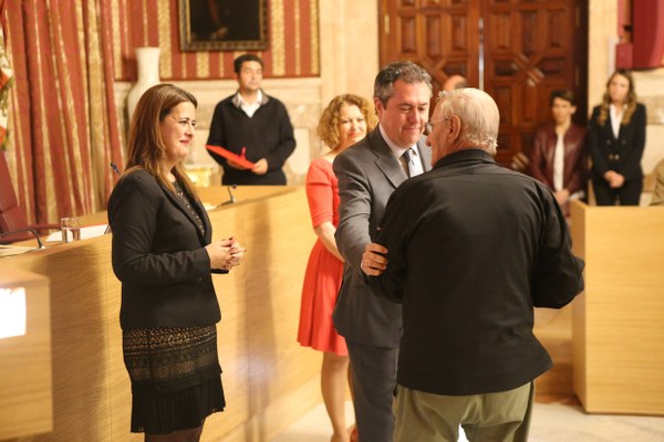 Foto alcalde acto represaliados 3.jpg