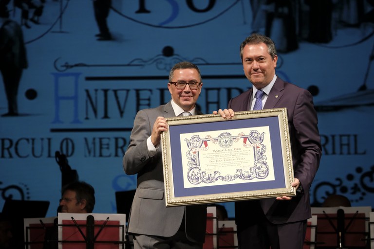 Foto alcalde aniversario Círculo Mercantil.jpg