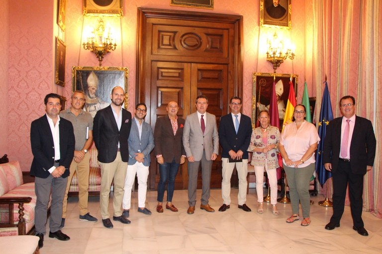 Foto alcalde asociación artesanos-min.jpg