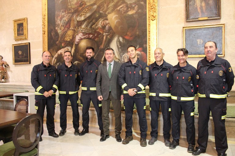 Foto alcalde bomberos.jpg