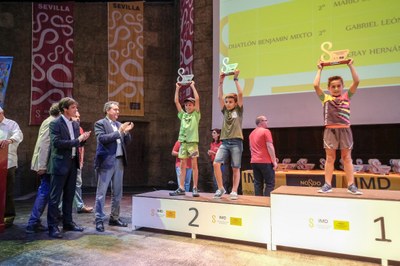 Foto alcalde clausura juegos 2.jpg