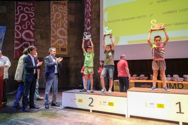 Foto alcalde clausura juegos 2.jpg
