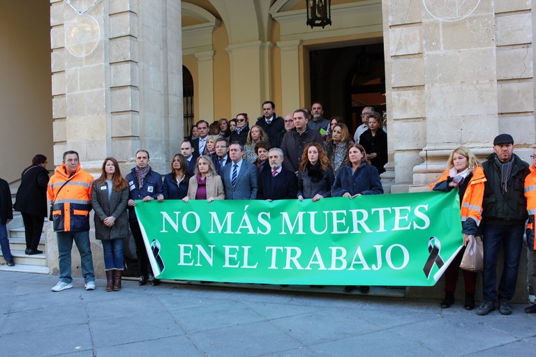 Foto alcalde concentración fallecimiento trabajador Lipasam.jpg