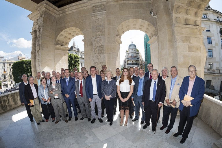 Foto alcalde encuentro ediles 1983 y 1987.jpg