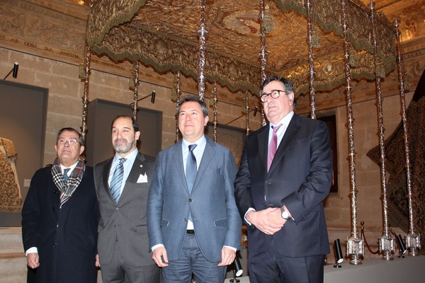 Foto alcalde exposición Hdad Amor.jpg