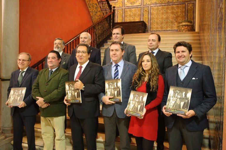 Foto alcalde libro Centenario Cabalgata .jpg