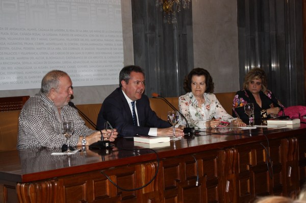 Foto alcalde presentacion libro Ranilla.jpg
