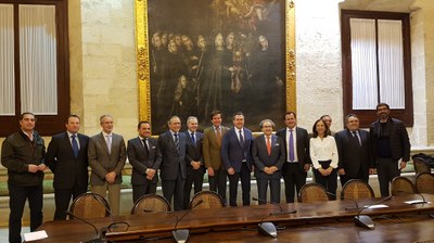 Foto alcalde recepción Hdad. Macarena.jpg