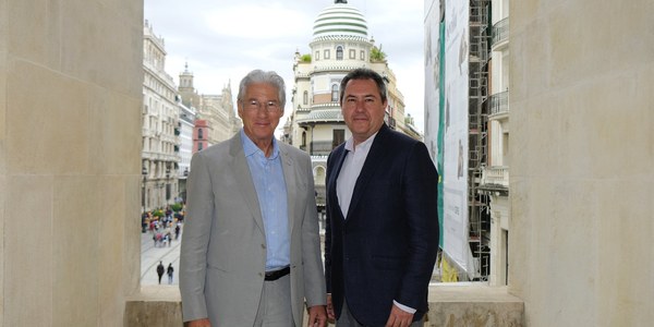 Juan Espadas destaca el empuje internacional de Sevilla como plató  de cine durante este otoño por rodajes de series de gran seguimiento, el  SEFF y la entrega de los premios  de la Academia de Cine Europeo