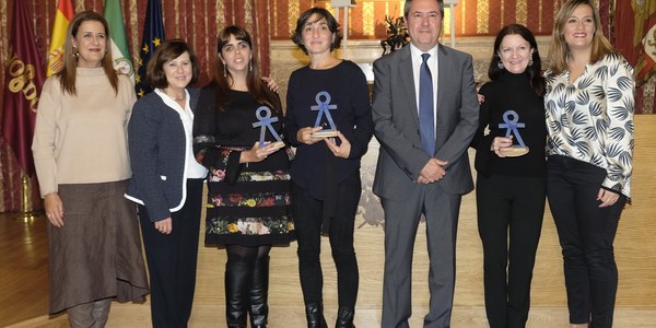 La abogada Amalia Calderón  y la Asociación de Mujeres en Zona de Conflicto reciben  los premios Mujer 2018 del Ayuntamiento de Sevilla