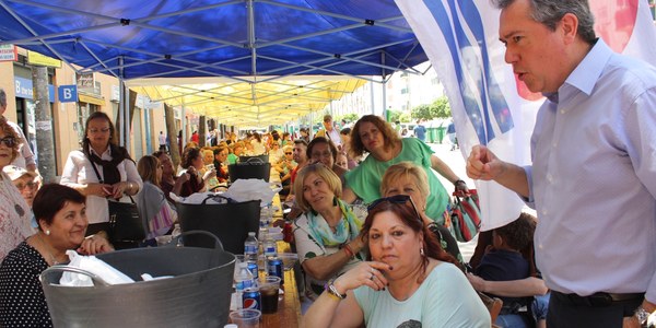 La Avenida Emilio Lemos se cierra al tráfico para acoger la III Fiesta de la Primavera organizada por el Distrito Este-Alcosa-Torreblanca con la colaboración de entidades vecinales, asociaciones y comerciantes