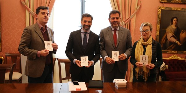 La caseta de Turismo de Sevilla adopta un modelo mixto de visitas  y recepción de agencias de viajes y turoperadores para reforzar la promoción de la ciudad como destino cultural y de congresos tras la colaboración entre Consorcio y FIBES