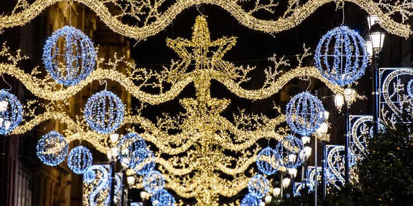 La iluminación navideña llega a las calles de todos los distritos