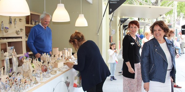 La Plaza Nueva acoge hasta el próximo 3 de junio la celebración de la décima edición de la Feria de Artesanía Creativa ‘Hecho en Sevilla’