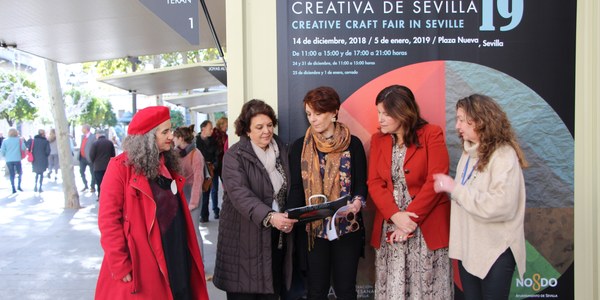 La Plaza Nueva acoge hasta el próximo 5 de enero la celebración de la decimonovena edición de la Feria de Artesanía Creativa que cuenta con la colaboración del Ayuntamiento de Sevilla