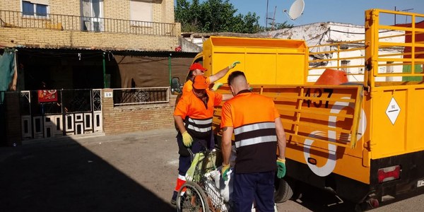 La Policía Local de Sevilla desmantela tres puntos de acopio irregular de chatarra y retira 1.500 kilos de material durante un operativo especial desarrollado en la barriada en Aeropuerto Viejo