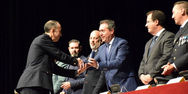 La Policía Local de Sevilla entrega 163 distinciones y reconoce con la Cruz al Mérito a 28 oficiales y agentes por actuaciones en casos de violencia de género, en los altercados de la Madrugada o en operaciones contra las falsificaciones