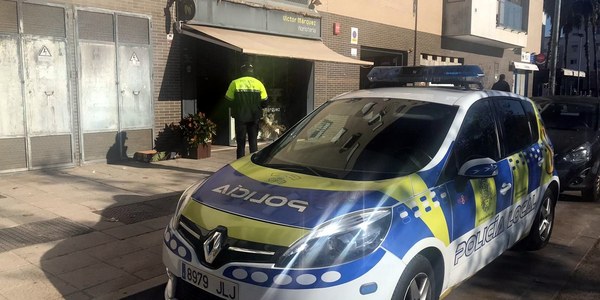 La Policía Local detiene ‘in fraganti’ a un delincuente mientras robaba en el interior de una tienda en Los Bermejales