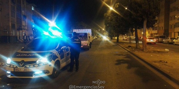 La Policía Local pone bajo custodia del padre a un menor identificado mientras arrojaba piedras contra un autobús de Tussam que realiza su recorrido por el Polígono Sur