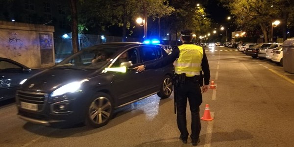 La Policía Local realizó esta madrugada 195 pruebas de alcohol, con sólo 3 positivas, interpuso 20 denuncias por botellón e inspeccionó 14 locales, dos de ellos sancionados  y otro desalojado y precintado