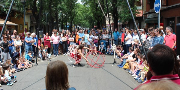 La programación cultural se despliega en Cerro-Amate y el Polígono Sur con actividades de circo, música y pintura para todos los públicos