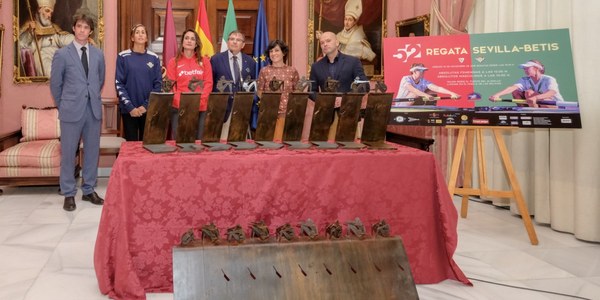 La regata femenina Sevilla-Betis presenta su nuevo trofeo, obra de la escultora y regatista Veredas López