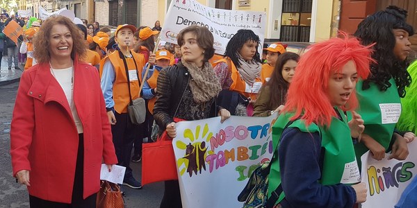 Más de 800 escolares de todos los distritos de la ciudad celebran el Día Internacional de los Derechos de los Niños y las Niñas con un pasacalles que ha recorrido el centro de Sevilla