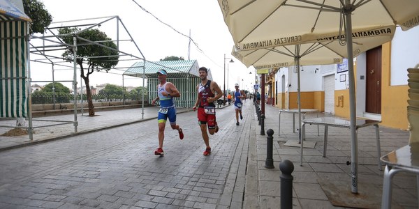 Medio millar de personas participan en el acuatlón que abre las actividades de la Velá de Triana