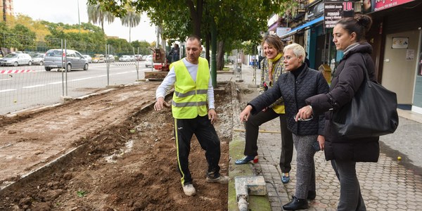 Obras en la calle Clemente Hidalgo del Distrito Nervión para mejorar la accesibilidad y renovar el mobiliario urbano y las zonas verdes