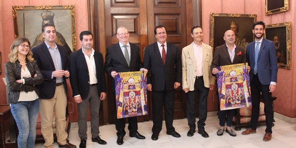 Pasacalles de bandas de música, conciertos, teatro y visitas guiadas a los altares, balcones y escaparates que participan en el concurso de exorno, centran la programación de actividades del Corpus Christi de 2018