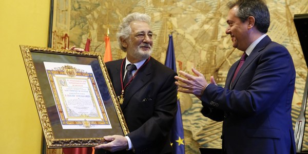 Plácido Domingo recoge la Medalla de Hijo Adoptivo de Sevilla en el marco de la clausura de la conmemoración del 25º aniversario de la Expo’92