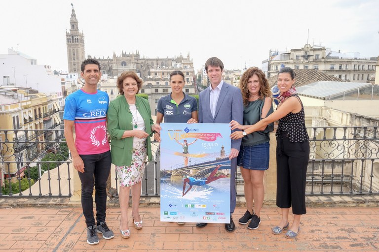 Foto presentación Acuatlón Velá de Triana.jpg