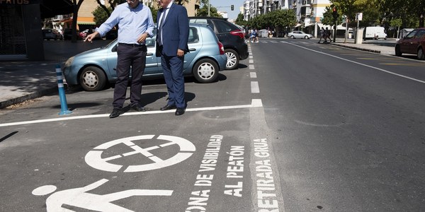 Renovación de las señales horizontales en una treintena de calles del Distrito Macarena