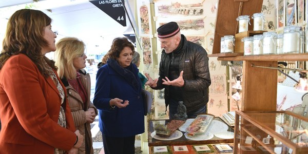 El Ayuntamiento de Sevilla respalda la XIX edición de la Feria de Artesanía Creativa en Plaza Nueva para impulsar la comercialización en días claves para los ingresos de los artesanos y divulgar sus procesos productivos