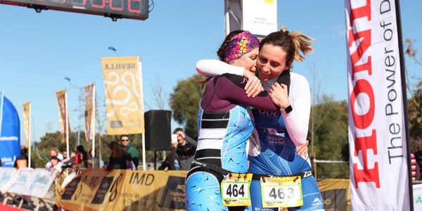 Rocío Espada y Cristóbal García se imponen en el VIII Honda Civic Triatlón de Sevilla