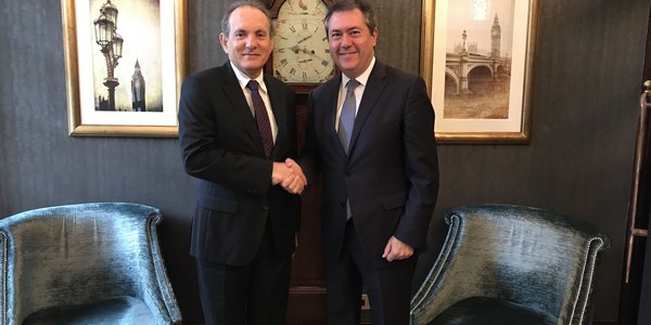 Sevilla cierra un acuerdo para programar 8 vuelos chárter desde Reino Unido con un producto turístico piloto de cuatro días