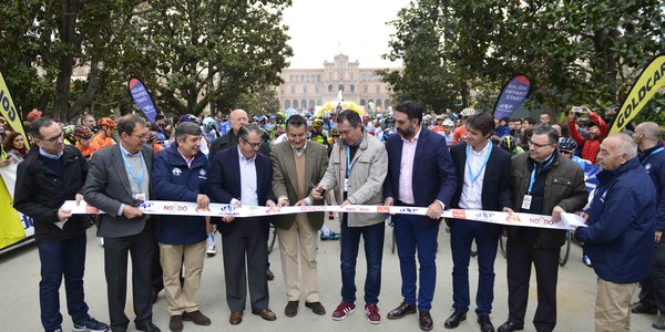 Sevilla ha protagonizado la cuarta etapa de la Vuelta Ciclista a Andalucía en la que Turismo ha entregado el ‘maillot de la simpatía’