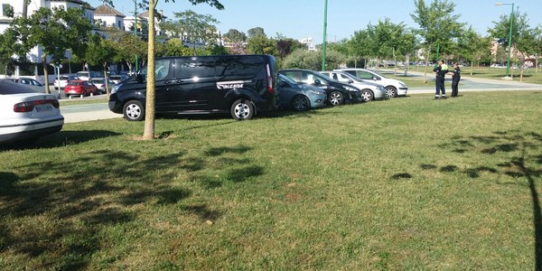 Un dispositivo municipal actúa  contra el aparcamiento irregular dentro del Parque Guadaíra durante  el derbi y atiende así las demandas  de vecinos y usuarios