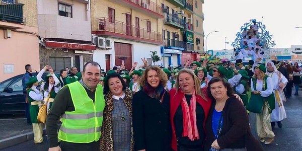Una veintena de cabalgatas recorren los distintos barrios de la ciudad con la participación de miles de sevillanos