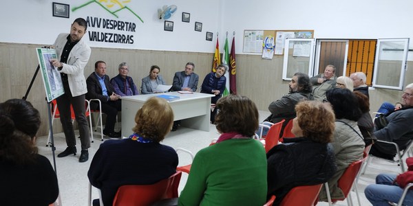 Vecinos de Valdezorras  conocen los detalles de la vía ciclopeatonal que conectará  la barriada con Sevilla Este