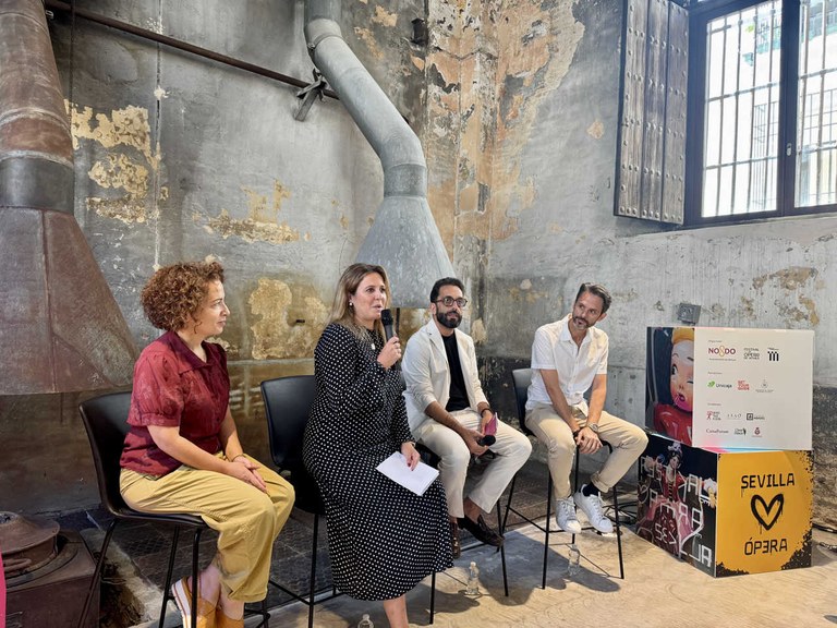 La delegada, Angie Moreno, junto a Curro Soriano, director artístico.jpg