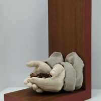 13. MIGUEL ÁNGEL DÍAZ REYES - "El hallazgo". Técnica mixta (escayola, lino, madera de iroko, esmalte, acrílico y especias naturales). 38,5 x 18 x 24 cms.