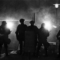 16 KEPA GARRAZA, Riot Police 2, Carbón comprimido sobre papel, 128x200 cm