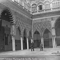 Dos hombres posando en el centro del patio de las Doncellas del Alcázar. 1895 ©ICAS-SAHP. Fototeca Municipal de Sevilla, fondo Caparró